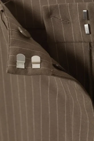 Pantalones de traje de corte holgado y cintura baja – Rayas oscuras Pantalones de traje de corte holgado y cintura baja – Rayas oscuras