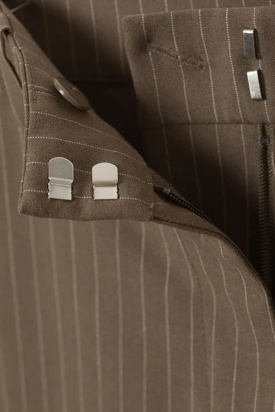 Pantalones de traje de corte holgado y cintura baja – Rayas oscuras Pantalones de traje de corte holgado y cintura baja – Rayas oscuras