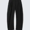 Pantalones de traje de corte holgado y pernera Barrel – Negro