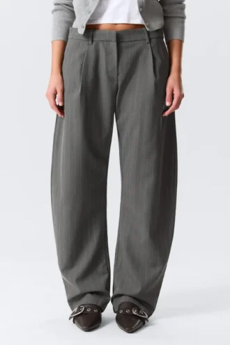 Pantalones de traje de corte holgado y pierna Barrel – Rayas gris oscuro jaspeado