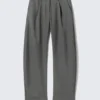 Pantalones de traje de corte holgado y pierna Barrel – Rayas gris oscuro jaspeado