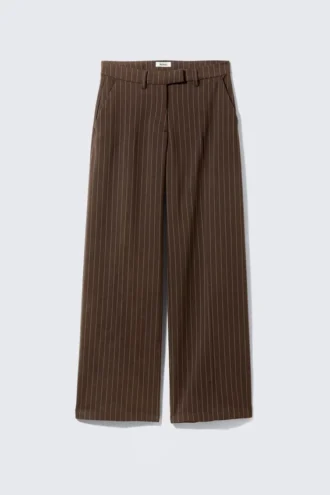 Pantalones de traje de talle bajo – Rayas diplomáticas marrones