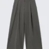 Pantalones de traje de talle bajo y pierna ancha con pliegues – Gris oscuro jaspeado