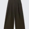 Pantalones de traje de talle bajo y pierna ancha con pliegues – Marrón oscuro