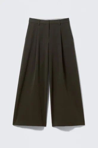 Pantalones de traje de talle bajo y pierna ancha con pliegues – Marrón oscuro