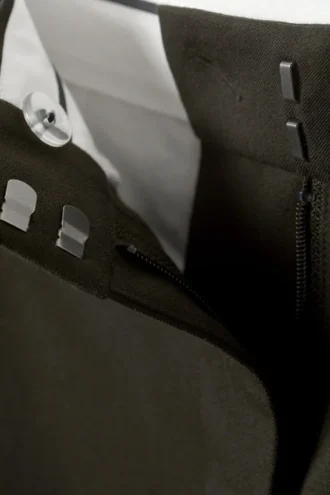 Pantalones de traje de talle bajo y pierna ancha con pliegues – Marrón oscuro