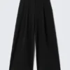 Pantalones de traje de talle bajo y pierna ancha con pliegues – Negro