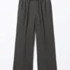 Pantalones de traje holgados con cintura elástica – Gris oscuro