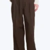 Pantalones de traje holgados con pliegues Nate – Marrón oscuro Pantalones de traje holgados con pliegues Nate – Marrón oscuro