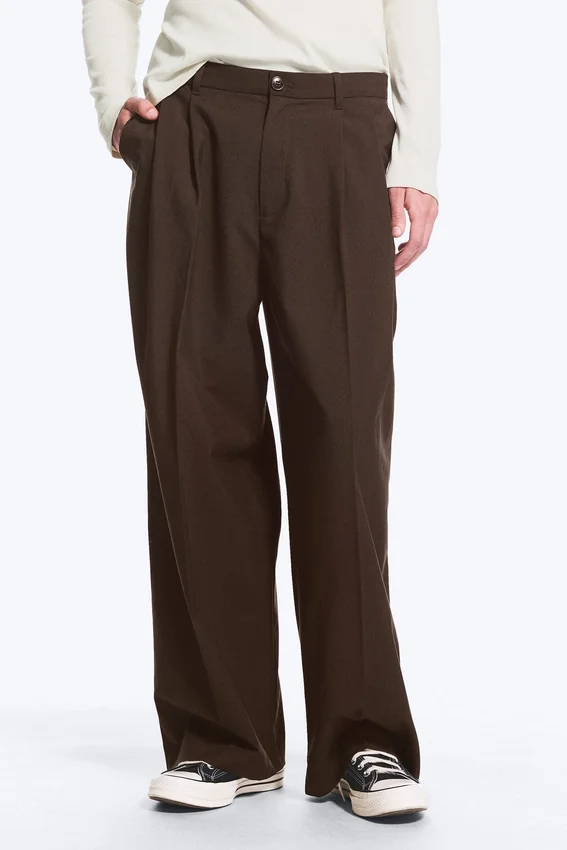 Pantalones de traje holgados con pliegues Nate – Marrón oscuro Pantalones de traje holgados con pliegues Nate – Marrón oscuro