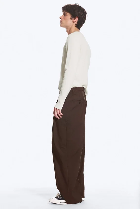 Pantalones de traje holgados con pliegues Nate – Marrón oscuro Pantalones de traje holgados con pliegues Nate – Marrón oscuro