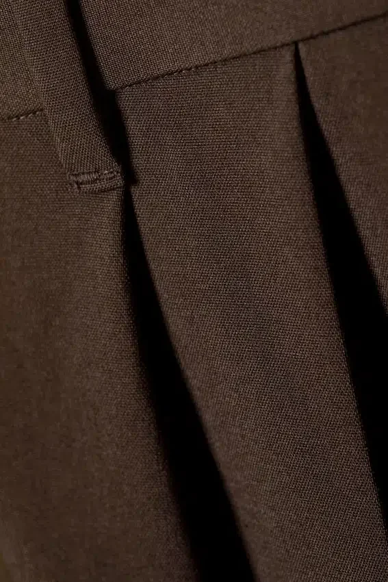 Pantalones de traje holgados con pliegues Nate – Marrón oscuro Pantalones de traje holgados con pliegues Nate – Marrón oscuro