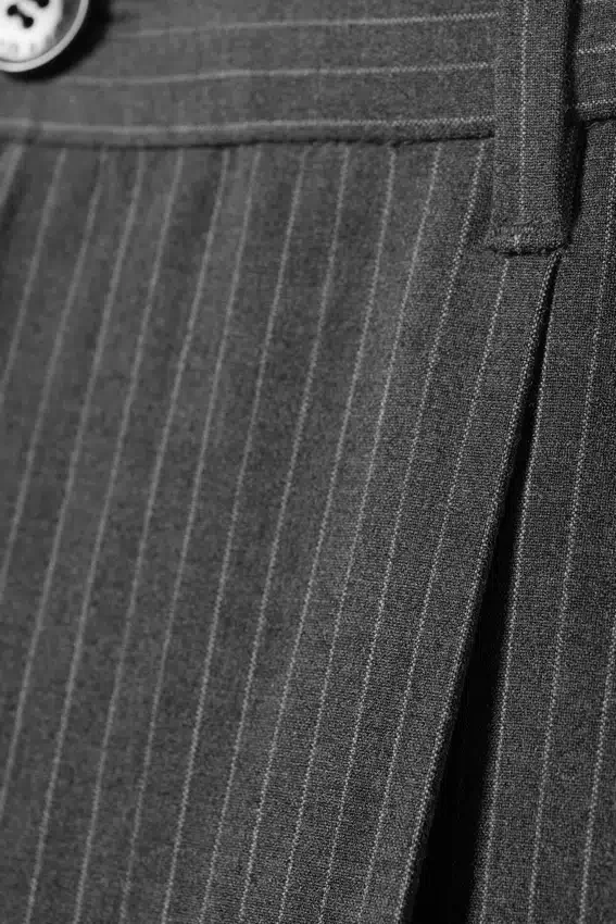 Pantalones de traje holgados Uno – Gris oscuro – Rayas finas Pantalones de traje holgados Uno – Gris oscuro – Rayas finas