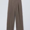 Pantalones de traje holgados Uno – Rayas finas color topo oscuro Pantalones de traje holgados Uno – Rayas finas color topo oscuro
