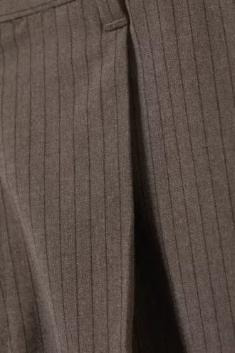 Pantalones de traje holgados Uno – Rayas finas color topo oscuro