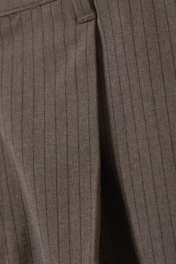 Pantalones de traje holgados Uno – Rayas finas color topo oscuro Pantalones de traje holgados Uno – Rayas finas color topo oscuro