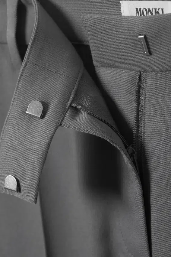 Pantalones de traje plisados de cintura baja – Gris oscuro Pantalones de traje plisados de cintura baja – Gris oscuro