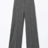 Pantalones de traje plisados de cintura baja – Rayas gris oscuro Pantalones de traje plisados de cintura baja – Rayas gris oscuro