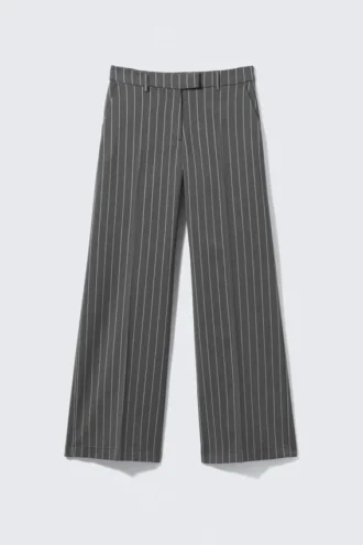 Pantalones de traje plisados de cintura baja – Rayas gris oscuro
