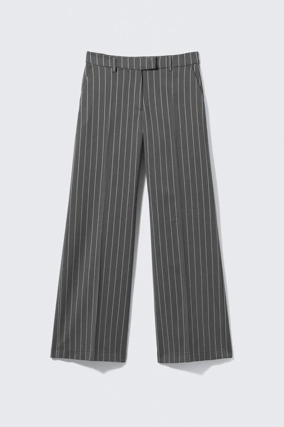 Pantalones de traje plisados de cintura baja – Rayas gris oscuro Pantalones de traje plisados de cintura baja – Rayas gris oscuro