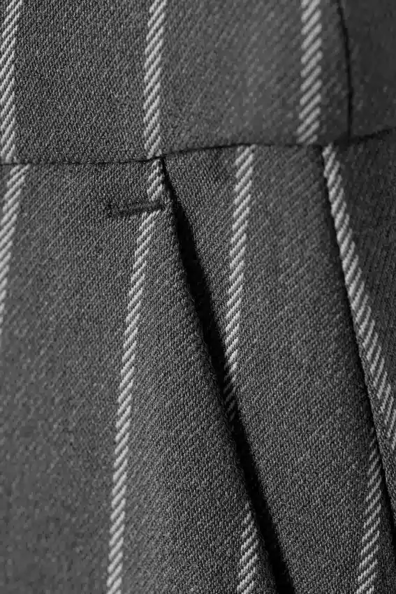 Pantalones de traje plisados de cintura baja – Rayas gris oscuro Pantalones de traje plisados de cintura baja – Rayas gris oscuro