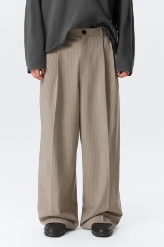 Pantalones de traje plisados de corte holgado Nate – Beige jaspeado a rayas