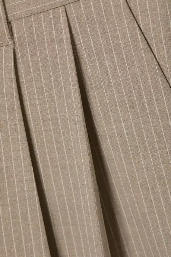 Pantalones de traje plisados de corte holgado Nate – Beige jaspeado a rayas Pantalones de traje plisados de corte holgado Nate – Beige jaspeado a rayas