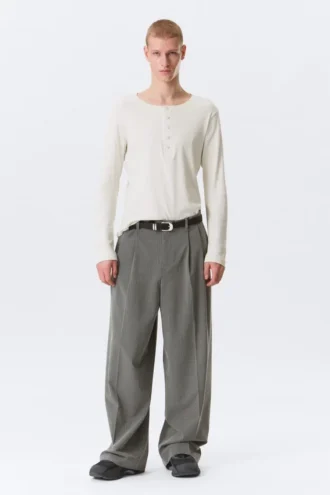 Pantalones de traje plisados de corte holgado Nate – Gris claro a rayas