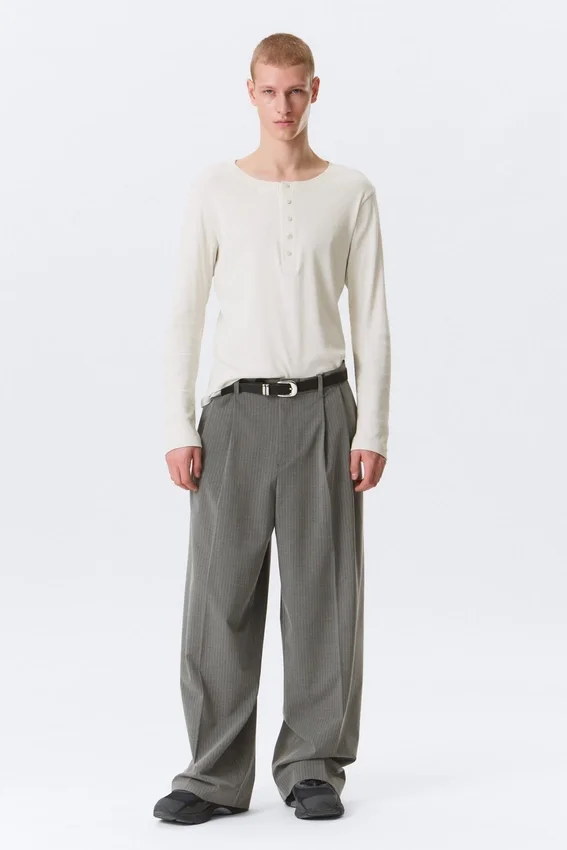 Pantalones de traje plisados de corte holgado Nate – Gris claro a rayas Pantalones de traje plisados de corte holgado Nate – Gris claro a rayas