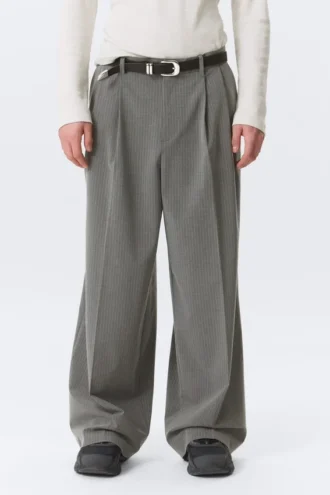 Pantalones de traje plisados de corte holgado Nate – Gris claro a rayas