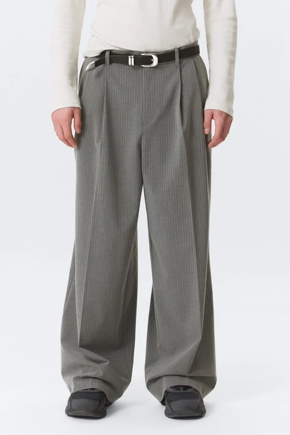 Pantalones de traje plisados de corte holgado Nate – Gris claro a rayas Pantalones de traje plisados de corte holgado Nate – Gris claro a rayas
