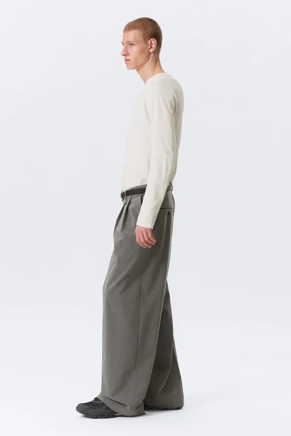 Pantalones de traje plisados de corte holgado Nate – Gris claro a rayas Pantalones de traje plisados de corte holgado Nate – Gris claro a rayas
