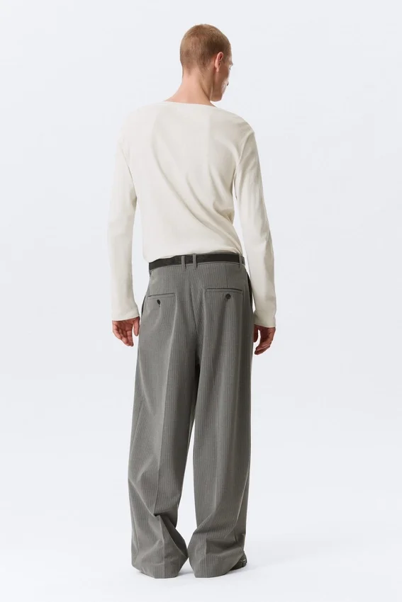 Pantalones de traje plisados de corte holgado Nate – Gris claro a rayas Pantalones de traje plisados de corte holgado Nate – Gris claro a rayas