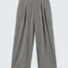 Pantalones de traje plisados de corte holgado Nate – Gris claro a rayas Pantalones de traje plisados de corte holgado Nate – Gris claro a rayas