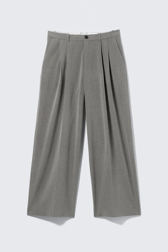 Pantalones de traje plisados de corte holgado Nate – Gris claro a rayas Pantalones de traje plisados de corte holgado Nate – Gris claro a rayas