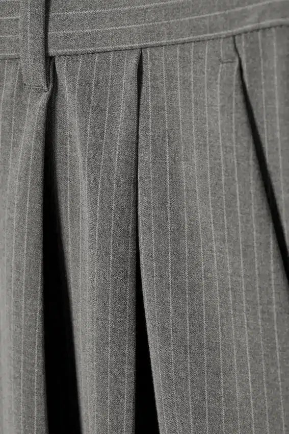 Pantalones de traje plisados de corte holgado Nate – Gris claro a rayas Pantalones de traje plisados de corte holgado Nate – Gris claro a rayas