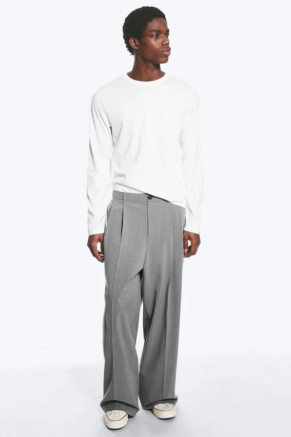 Pantalones de traje plisados de corte holgado Nate – Gris claro apagado Pantalones de traje plisados de corte holgado Nate – Gris claro apagado