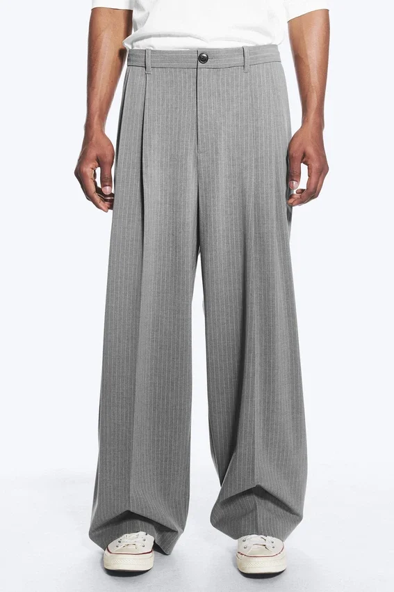 Pantalones de traje plisados de corte holgado Nate – Gris claro apagado Pantalones de traje plisados de corte holgado Nate – Gris claro apagado