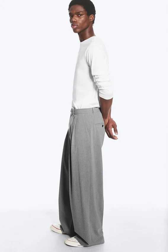 Pantalones de traje plisados de corte holgado Nate – Gris claro apagado Pantalones de traje plisados de corte holgado Nate – Gris claro apagado