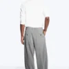 Pantalones de traje plisados de corte holgado Nate – Gris claro apagado Pantalones de traje plisados de corte holgado Nate – Gris claro apagado