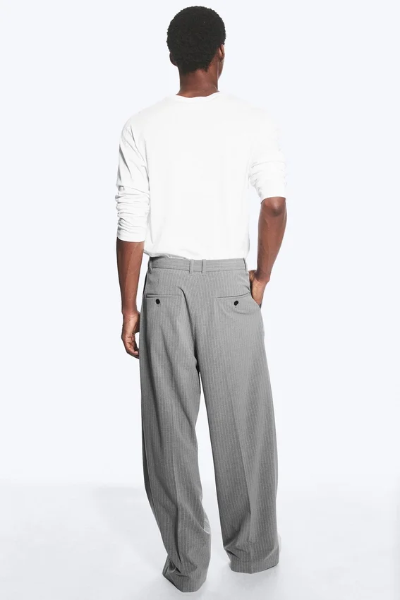 Pantalones de traje plisados de corte holgado Nate – Gris claro apagado Pantalones de traje plisados de corte holgado Nate – Gris claro apagado