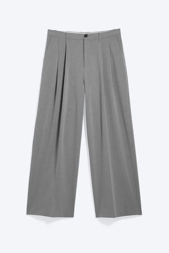 Pantalones de traje plisados de corte holgado Nate – Gris claro apagado Pantalones de traje plisados de corte holgado Nate – Gris claro apagado