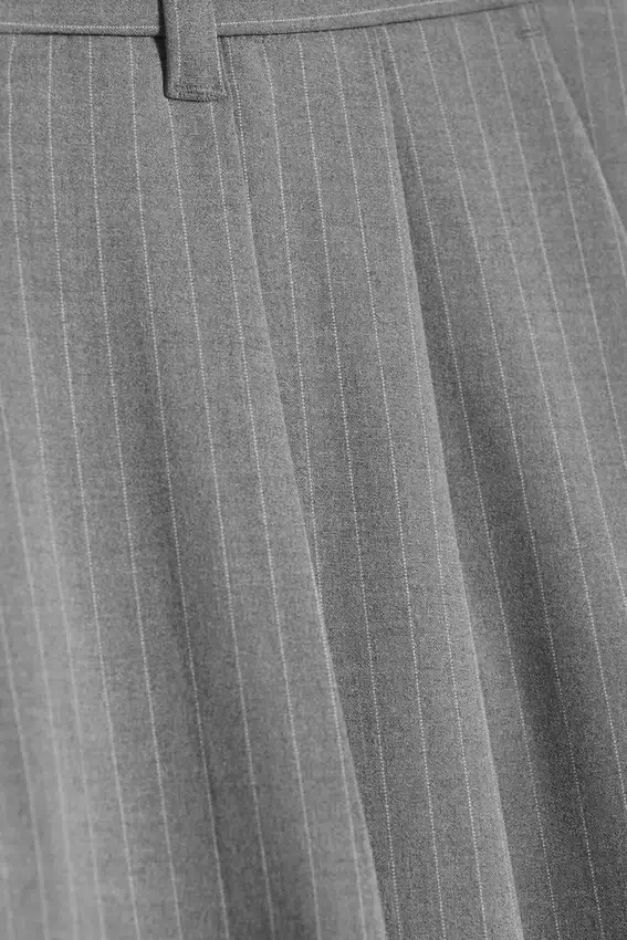 Pantalones de traje plisados de corte holgado Nate – Gris claro apagado Pantalones de traje plisados de corte holgado Nate – Gris claro apagado