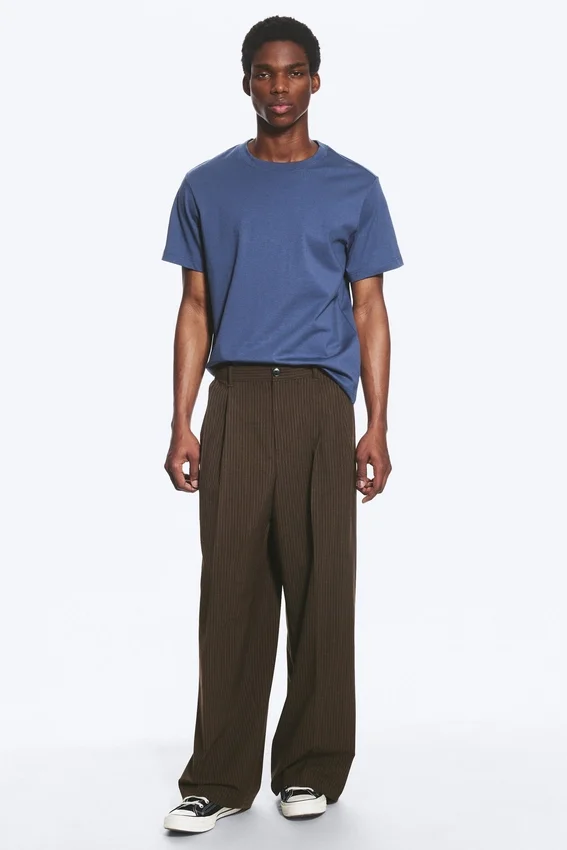 Pantalones de traje plisados de corte holgado Nate – Rayas diplomáticas marrones Pantalones de traje plisados de corte holgado Nate – Rayas diplomáticas marrones