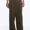 Pantalones de traje plisados de corte holgado Nate – Rayas diplomáticas marrones Pantalones de traje plisados de corte holgado Nate – Rayas diplomáticas marrones