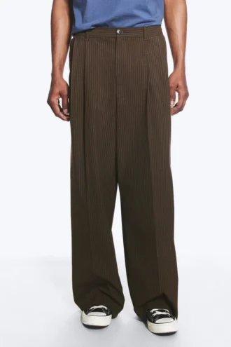 Pantalones de traje plisados de corte holgado Nate – Rayas diplomáticas marrones
