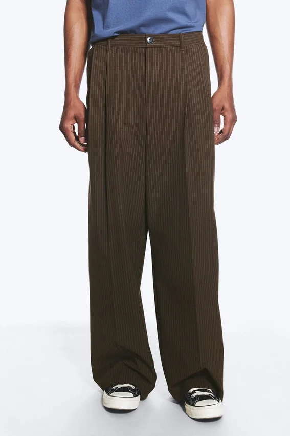 Pantalones de traje plisados de corte holgado Nate – Rayas diplomáticas marrones Pantalones de traje plisados de corte holgado Nate – Rayas diplomáticas marrones