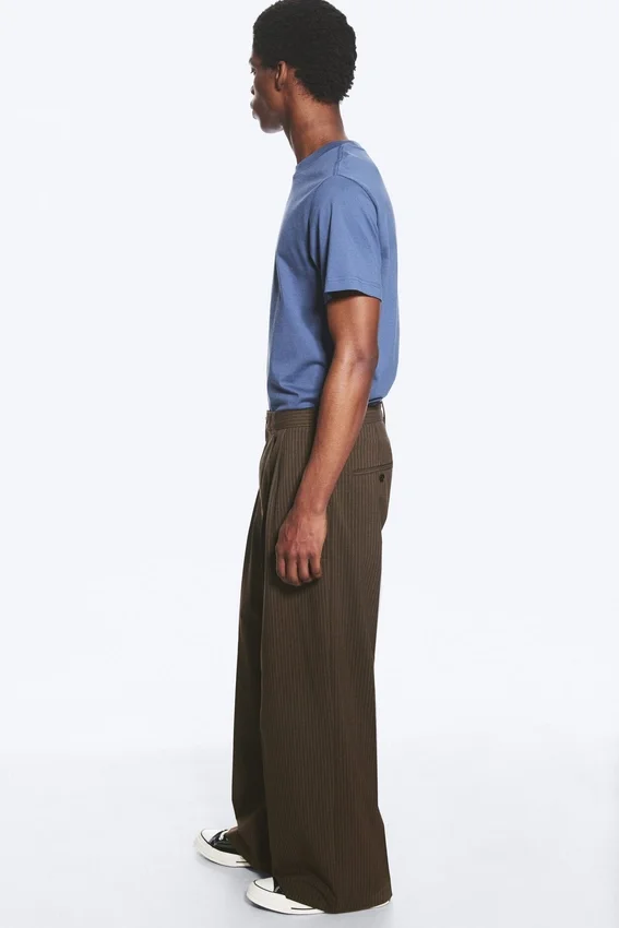Pantalones de traje plisados de corte holgado Nate – Rayas diplomáticas marrones Pantalones de traje plisados de corte holgado Nate – Rayas diplomáticas marrones