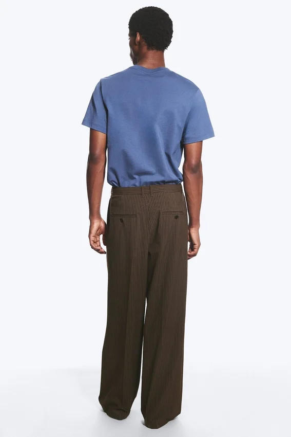Pantalones de traje plisados de corte holgado Nate – Rayas diplomáticas marrones Pantalones de traje plisados de corte holgado Nate – Rayas diplomáticas marrones