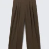 Pantalones de traje plisados de corte holgado Nate – Rayas diplomáticas marrones Pantalones de traje plisados de corte holgado Nate – Rayas diplomáticas marrones